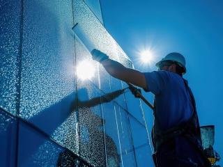 🪟 Glass & Façade Cleaning